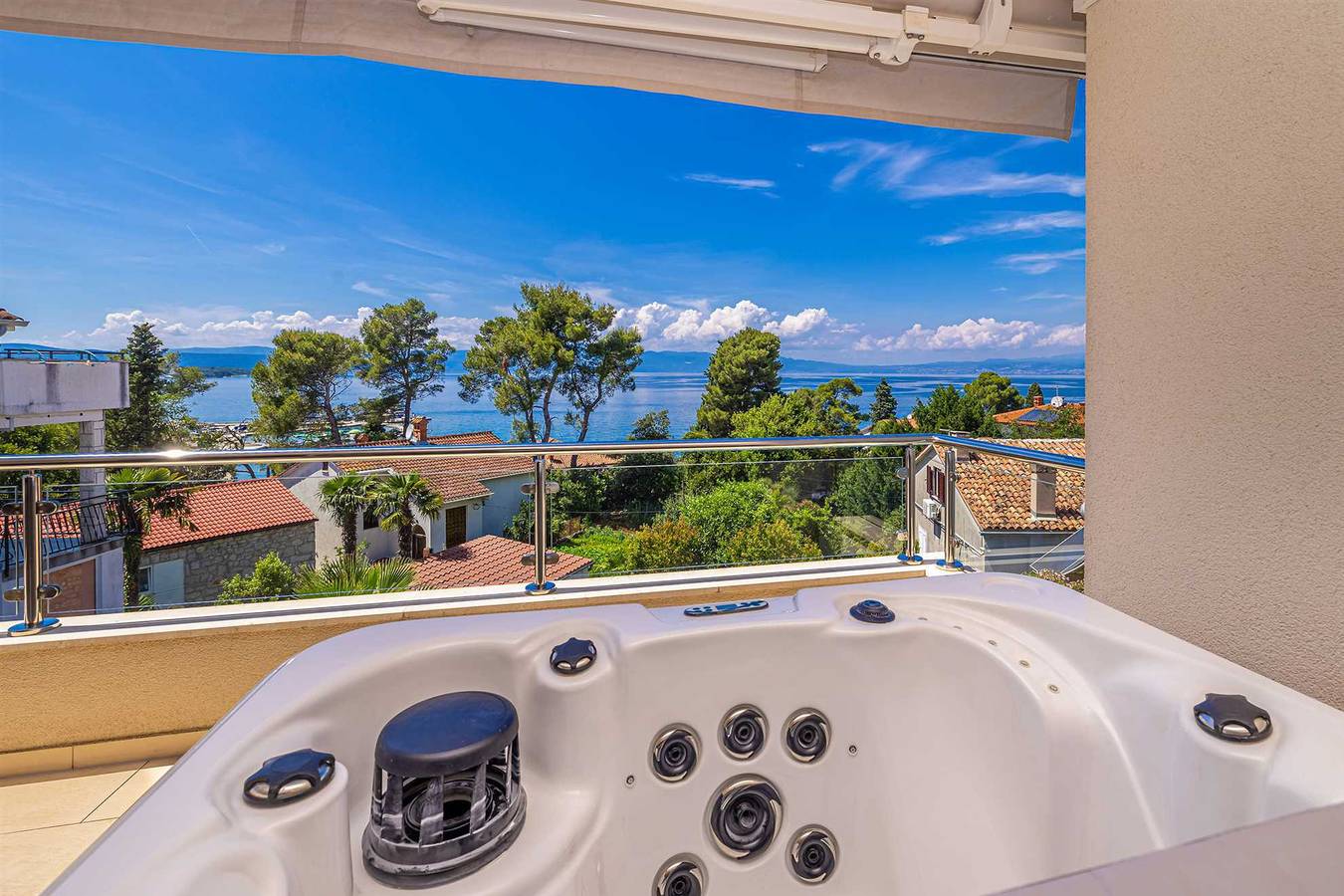 Ganze Wohnung, Luxus-Penthouse Claudia in Malinska-Dubašnica, Krk