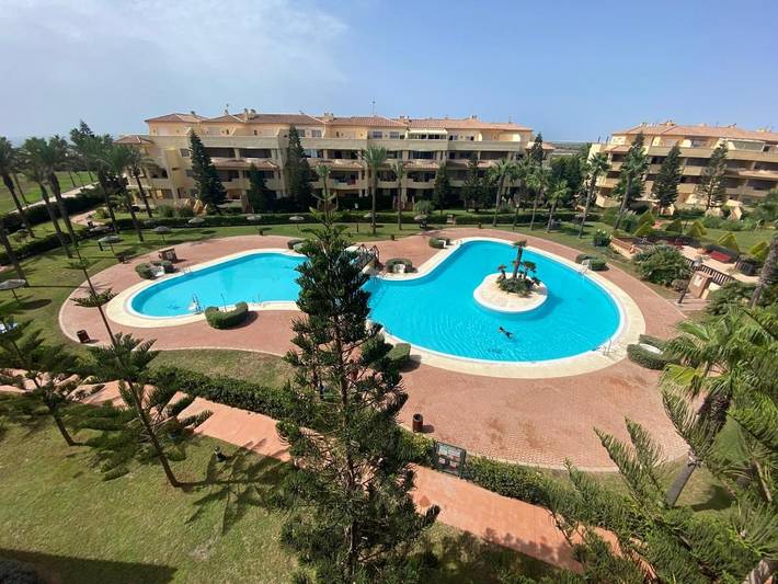 Apartamento para 4 personas, con vistas además de piscina y jardín, Se admiten mascotas en Playa Serena (Roquetas de Mar)