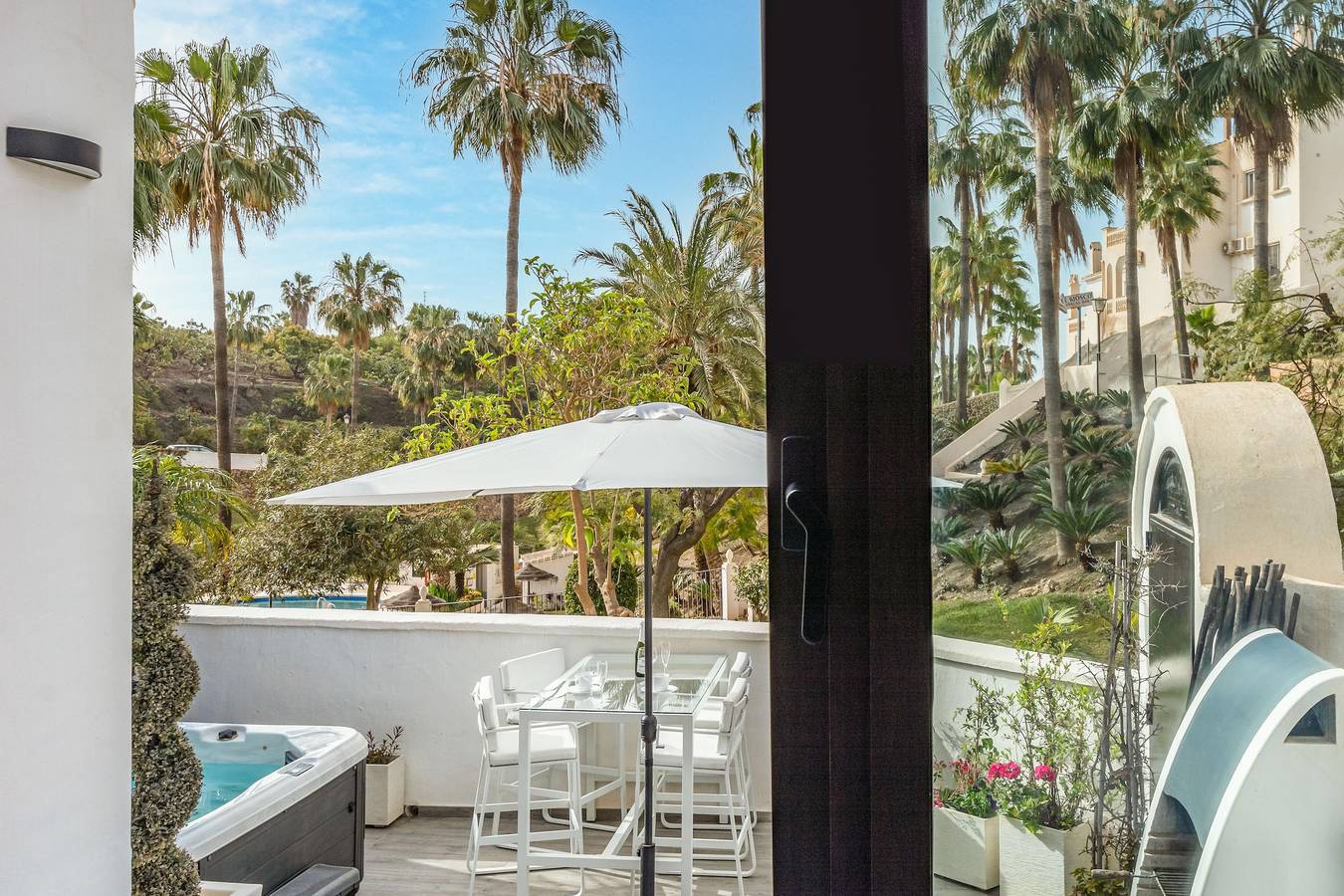 Holiday Home 'Casablanca 3 - El Oasis Capistrano' near the Sea with Shared Pool & Wi-Fi in El Capistrano, Costa del Sol