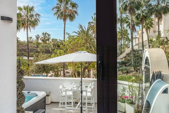 Holiday Home 'Casablanca 3 - El Oasis Capistrano' near the Sea with Shared Pool & Wi-Fi in El Capistrano, Nerja