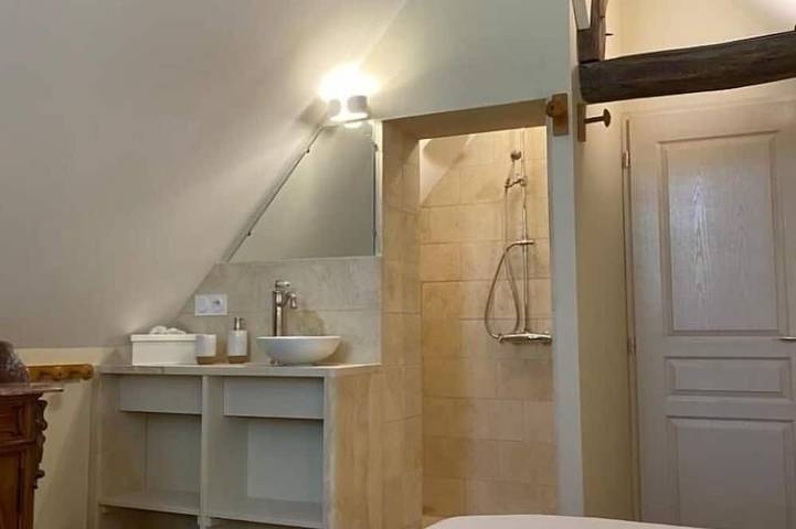 Gîte pour 6 personnes, avec jardin dans Ainay-le-Vieil - 3