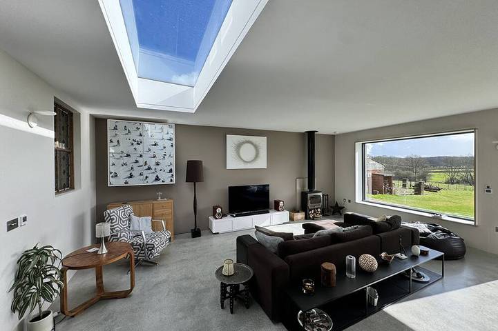 Holiday rental for 8 people, with pool and terrace as well as garden in Surrey