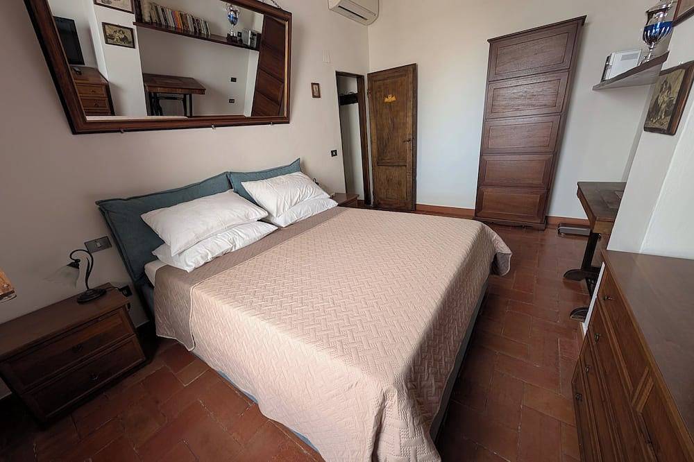 Entire apartment, Gincat Chianti House - 3 Rooms, Terraces & Bbq in Montespertoli, Florence Province
