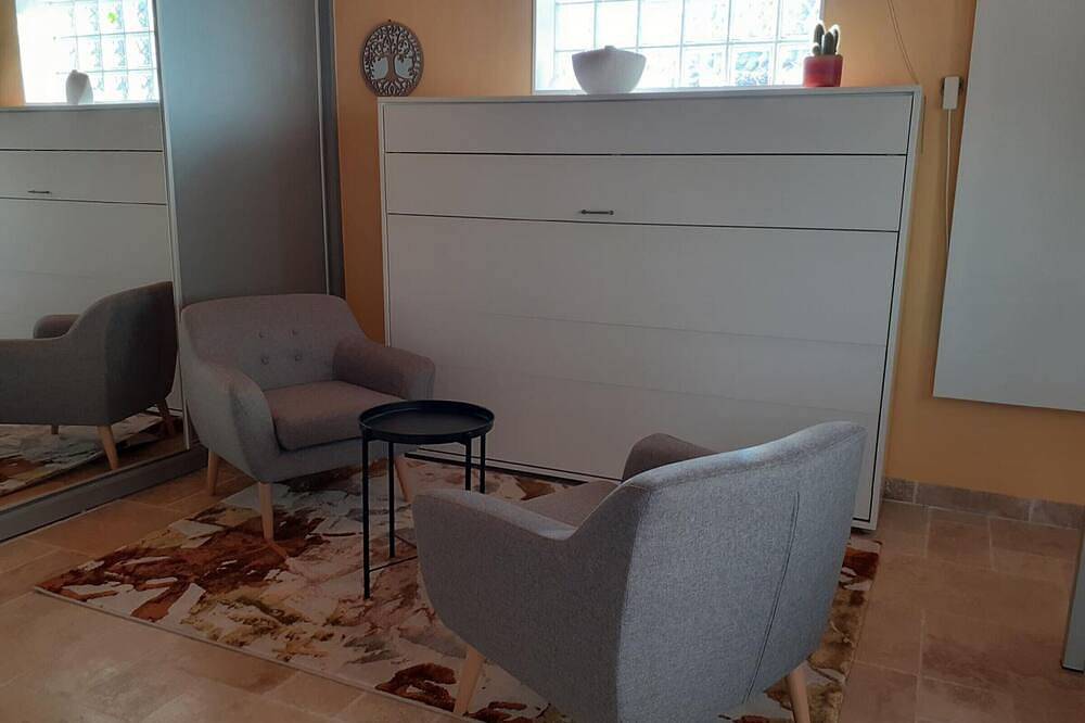 Appartement entier, Studio à la campagne avec piscine partagée et jardin in Vendat, Région de Vichy