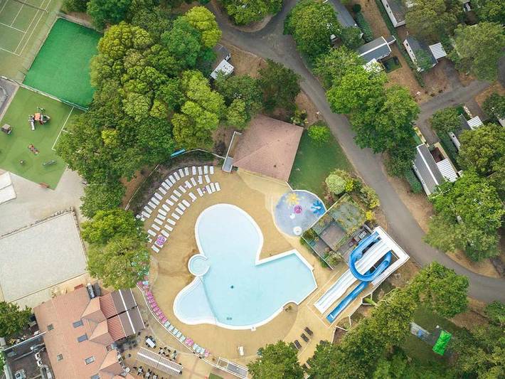 Camping pour 8 personnes, avec Jacuzzi et Bassin pour enfant