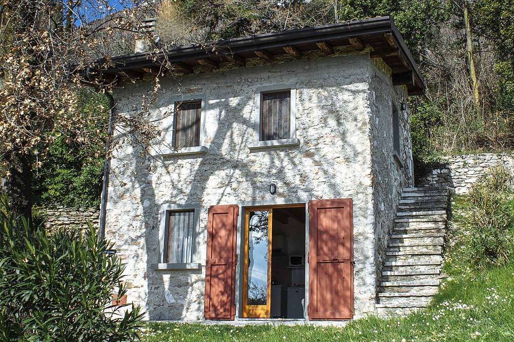 Stone cottage with amazing Lake Garda view away from it all in Toscolano-Maderno, Gardasee-Berge