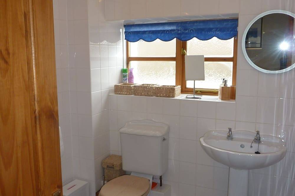 Cosy Courtyard Cottage ideal location for exploring North Devon area in Braunton, Devon
