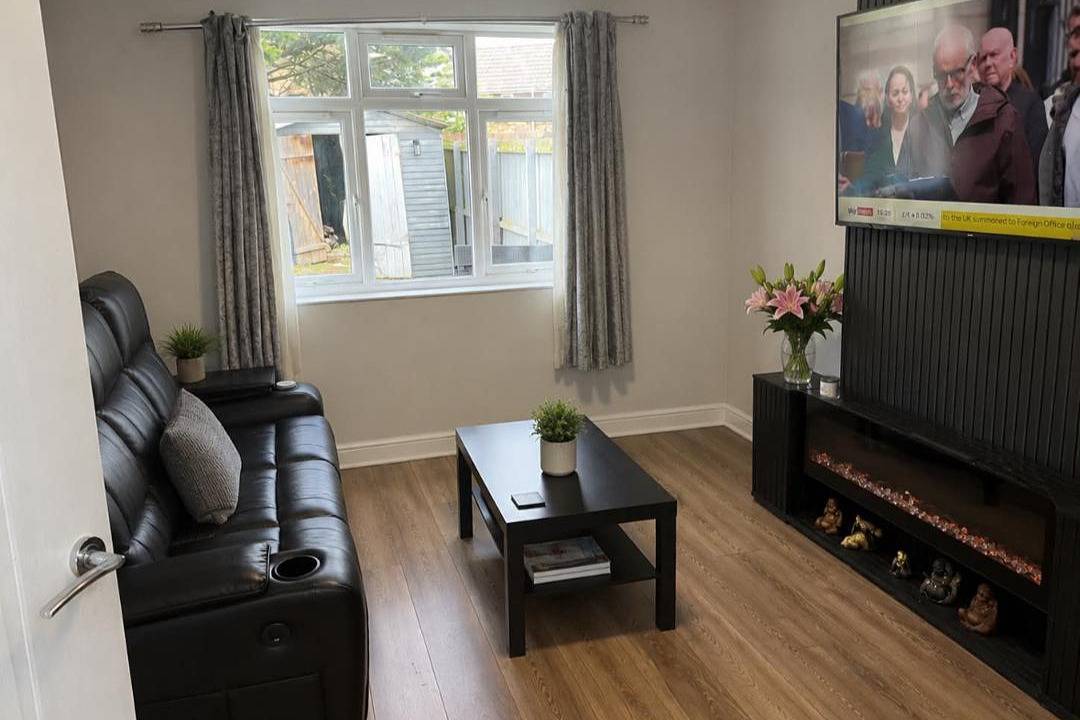House Sleeps 6 with Hot Tub and Parkingcheaiesst than  on any site in Blackpool Pleasure Beach, North West England