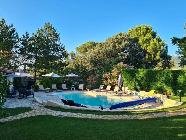 Appartement de vacances pour 4 personnes, avec terrasse ainsi que jardin et piscine