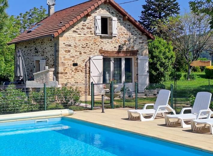 Gîte pour 4 personnes, avec terrasse ainsi que jardin et piscine à Latouille-Lentillac - 2