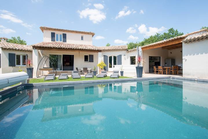 Location de vacances pour 8 personnes, avec Terrasse ainsi que Jardin et Piscine à Grignan