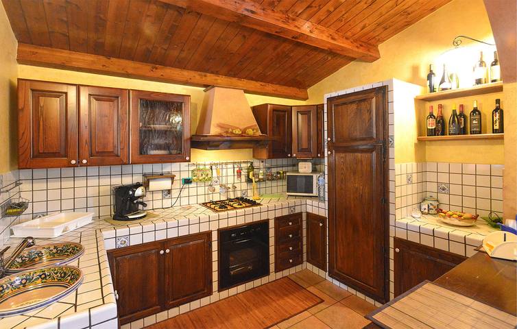 Accogliente appartamento 2BR | Solarino 2km | Parcheggio, piscina & WiFi in Solarino, Siracusa e dintorni