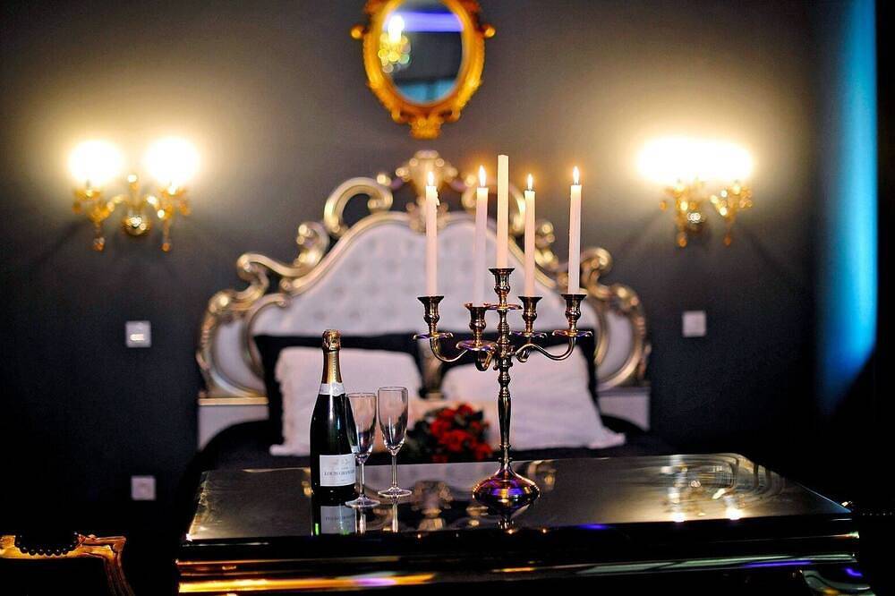 La suite Majestueuse/Spa Xxl privatif/Croix de st André/Ambiance lumineuse/ Luxe in Bourgoin-Jallieu, Région de La Tour-du-Pin