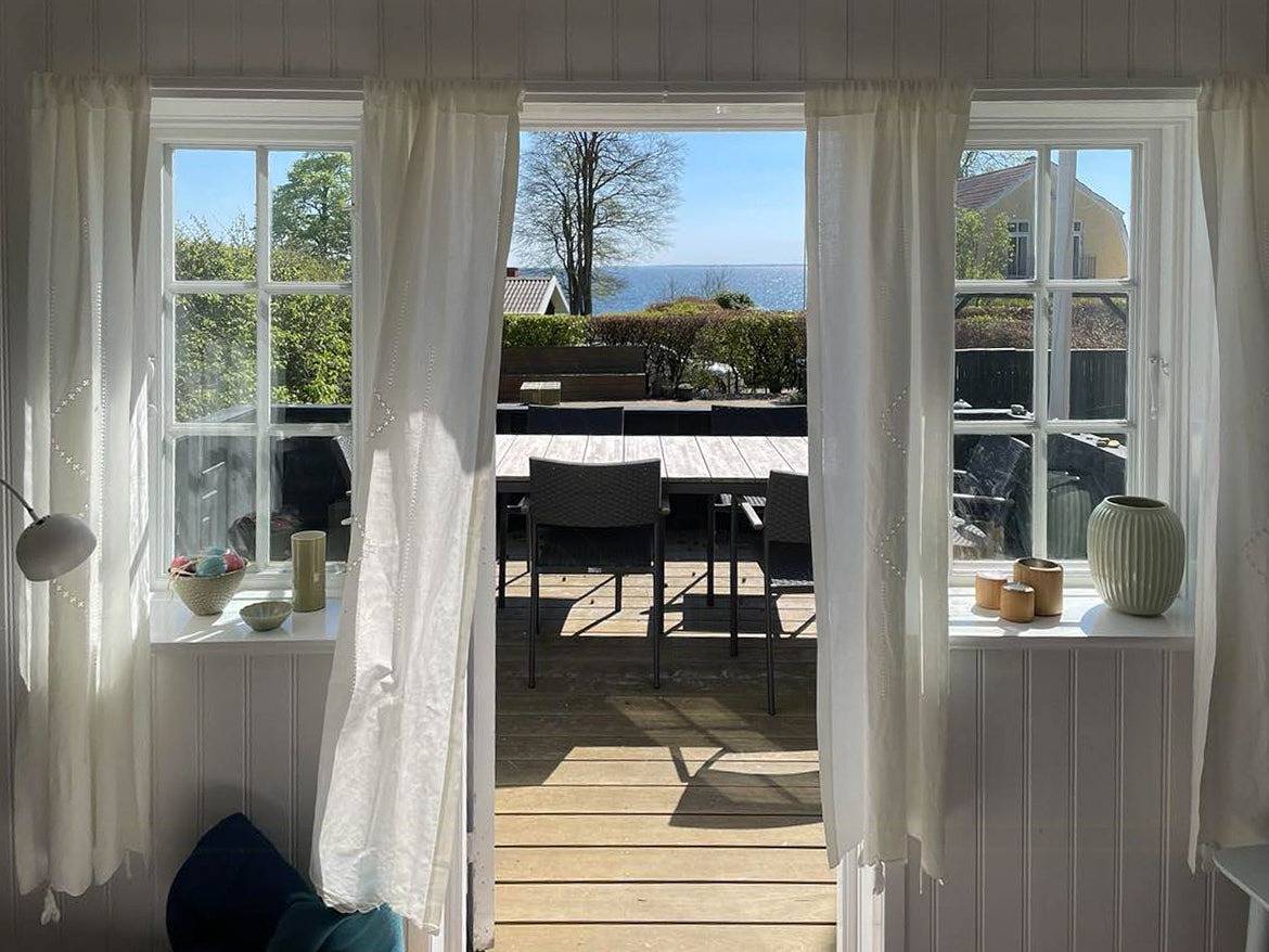 Stråtækt træhus med havudsigt ved Kelstrup Strand in Kelstrup Strand, Lillebælt