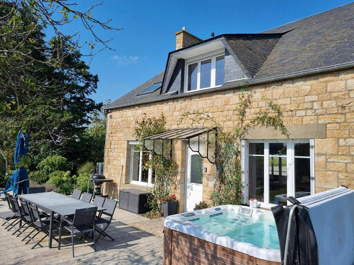 Au Mont Chez Vous #Jacuzzi et Vue Mont-St-Michel# in Huisnes-sur-Mer, Baie du Mont-Saint-Michel