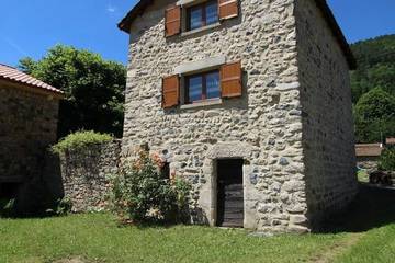 Gîte pour 4 personnes, avec jardin à Alleyras