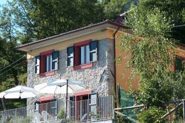 Location de vacances pour 7 personnes, avec piscine ainsi que jardin et balcon à Barga