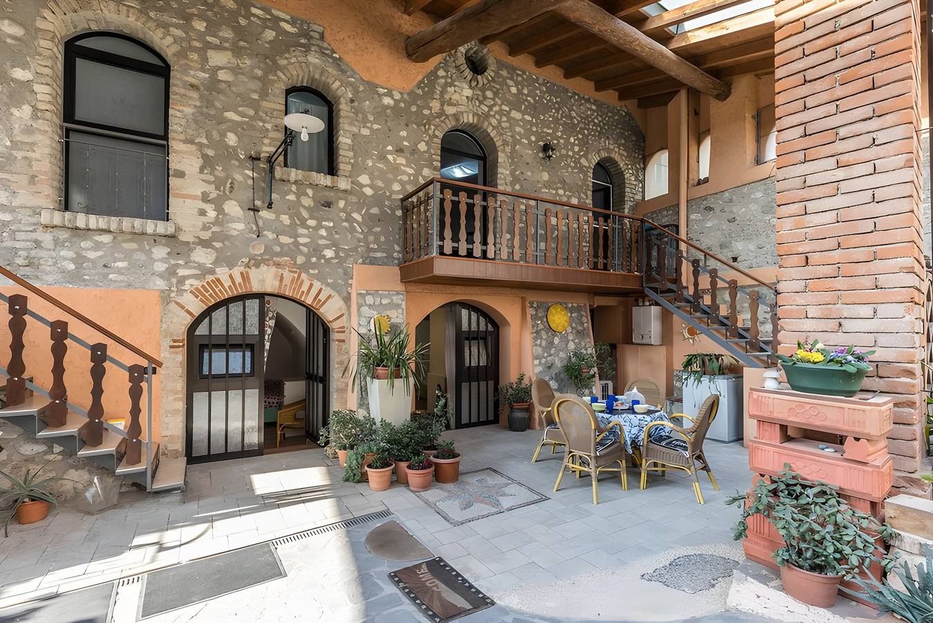 Appartamento intero, Appartamento 'Luna' con Terrazza in Condivisione, Wi-Fi e Aria Condizionata in San Felice del Benaco, Prealpi Gardesane