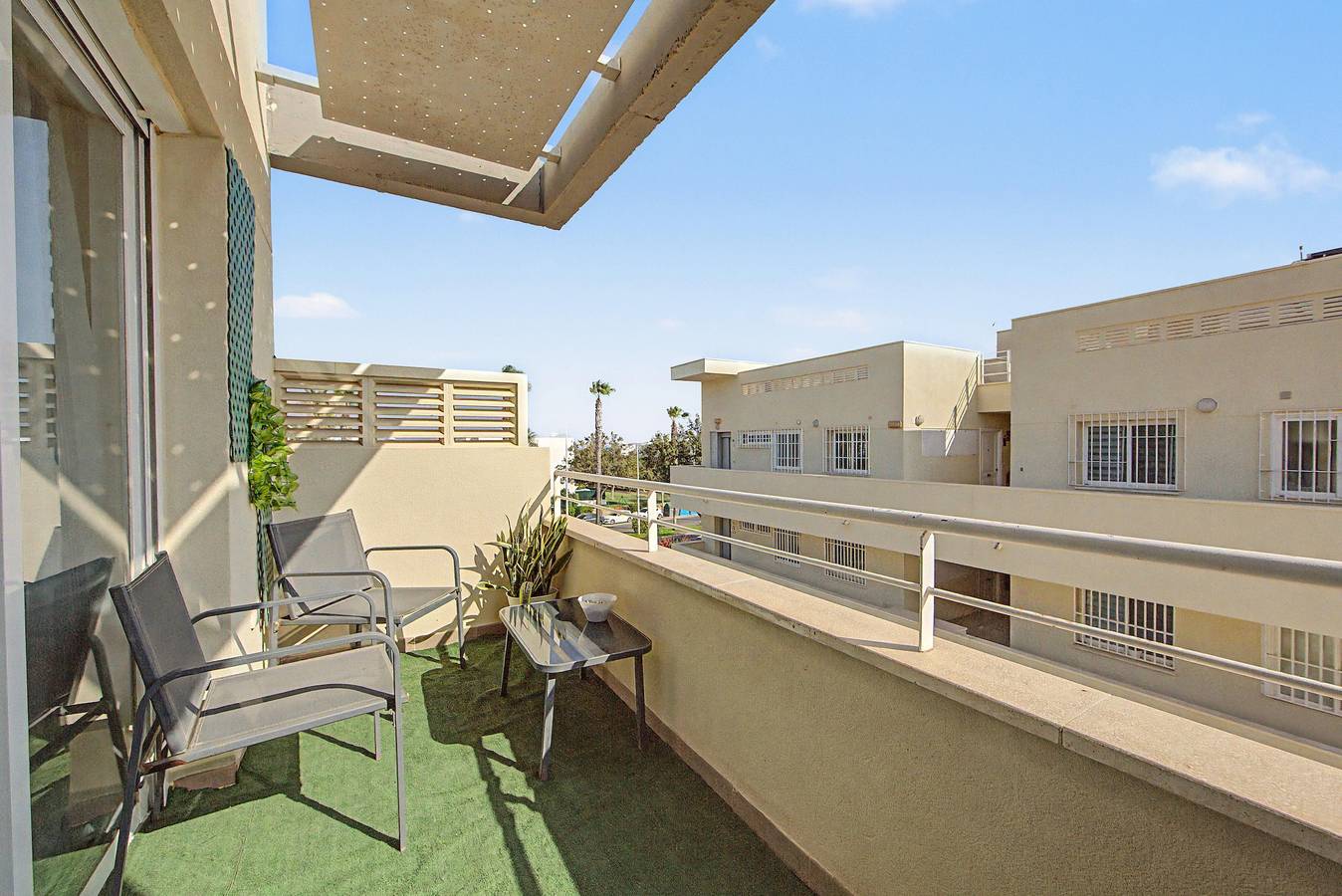 Ganze Wohnung, Apartment „Ático Vacacional“ mit Gemeinschaftspool, Balkon und Klimaanlage in Retamar, Almería