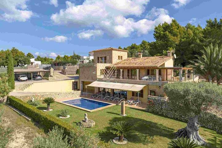 Gîte pour 8 personnes, avec balcon ainsi que piscine et jardin