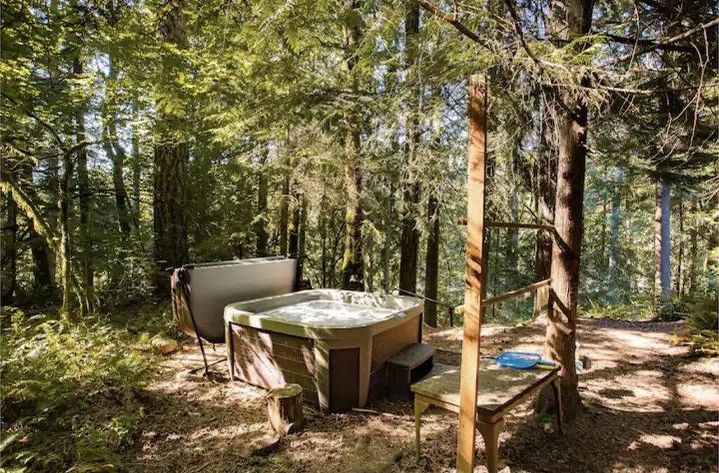 Chalet w/ River Access, Hot Tub, Game Room, Deck in Welches, Mount Hood