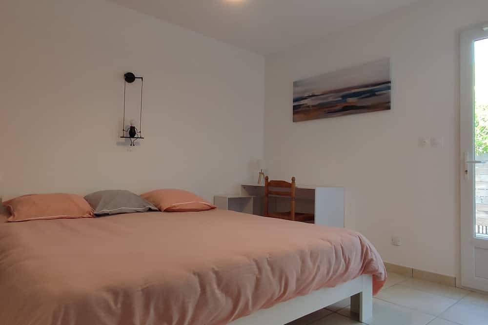 Villa en Provence avec piscine privée 10Km d'Avignon  Famille, soleil et détente in Sauveterre, Région de Nîmes