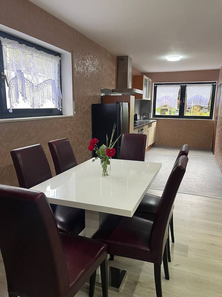 Apartamento entero, Apartamento 'Monteurwohnung An Der Lahn' con terraza privada, jardín compartido y wifi in Dausenau, Lahn-Taunus