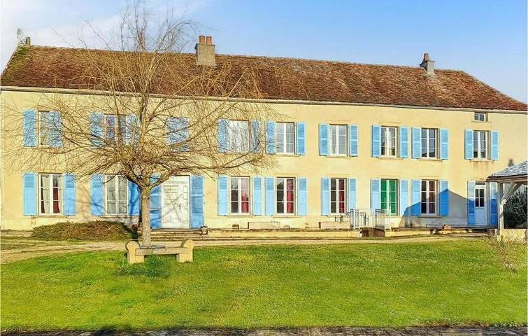 Location de vacances pour 14 personnes, avec jardin et vue ainsi que piscine et vue sur le lac à Ravières - 2