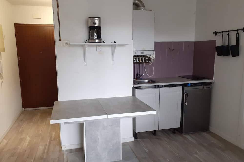 Entire apartment, Lovely studio overlooking the adour ideal for curists, students or holidaymakers in Dax, Dax region
