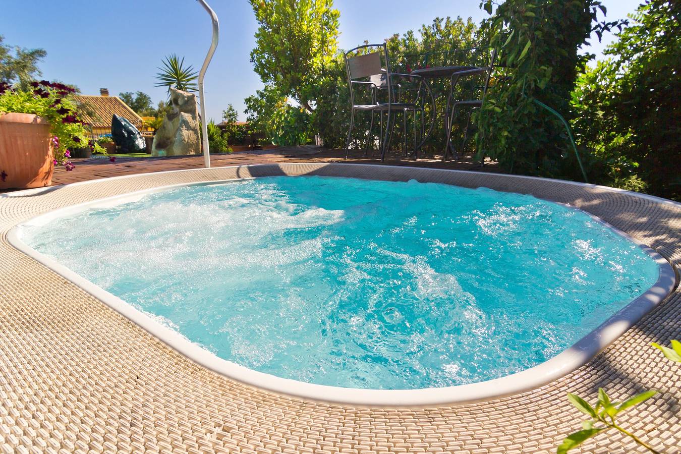 Entire apartment, Holiday Apartment "Casa Ginepro" in Villa with Wi-Fi, Courtyard & Pool in Capitana, Cagliari Province