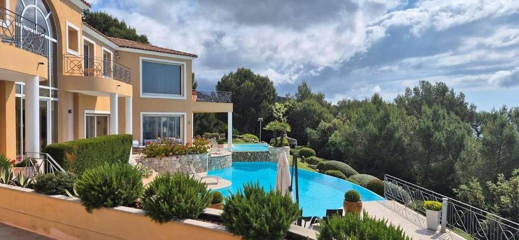 Villa pour 16 personnes, avec Balcon et Terrasse ainsi que Jacuzzi et Jardin à Villefranche-sur-Mer
