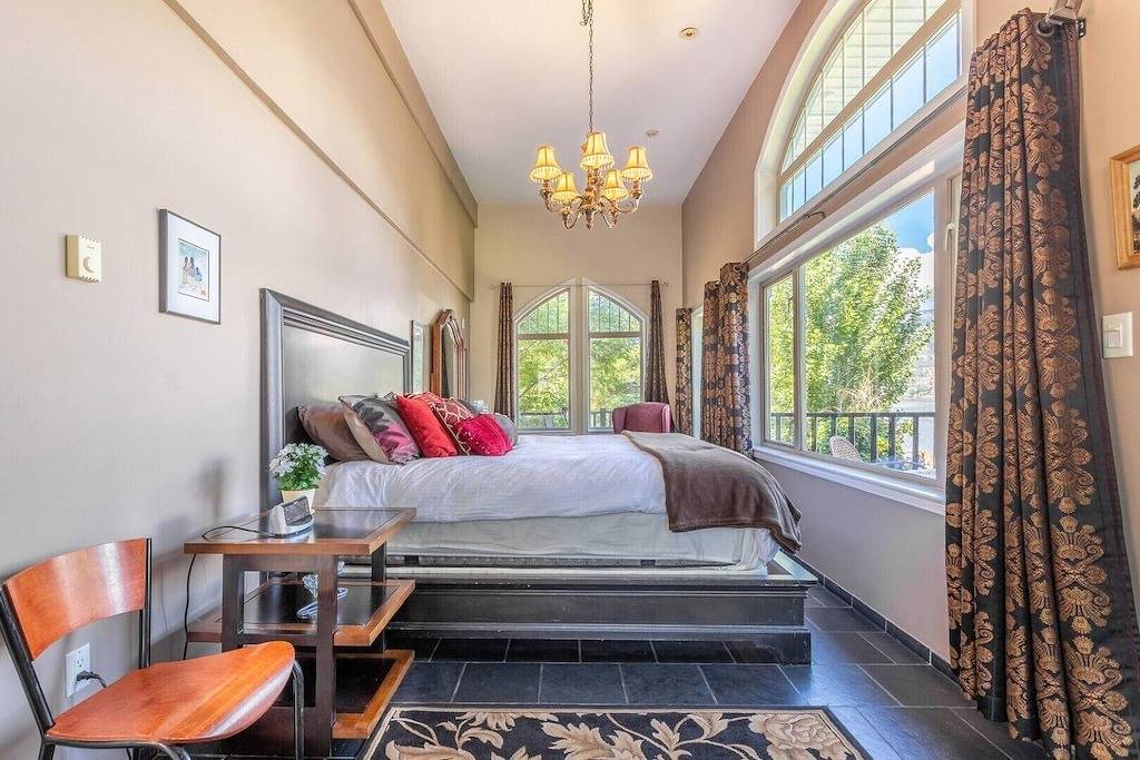 Lake Front Downtown Kelowna home With beautiful dock in Kelowna, Regional District of Central Okanagan