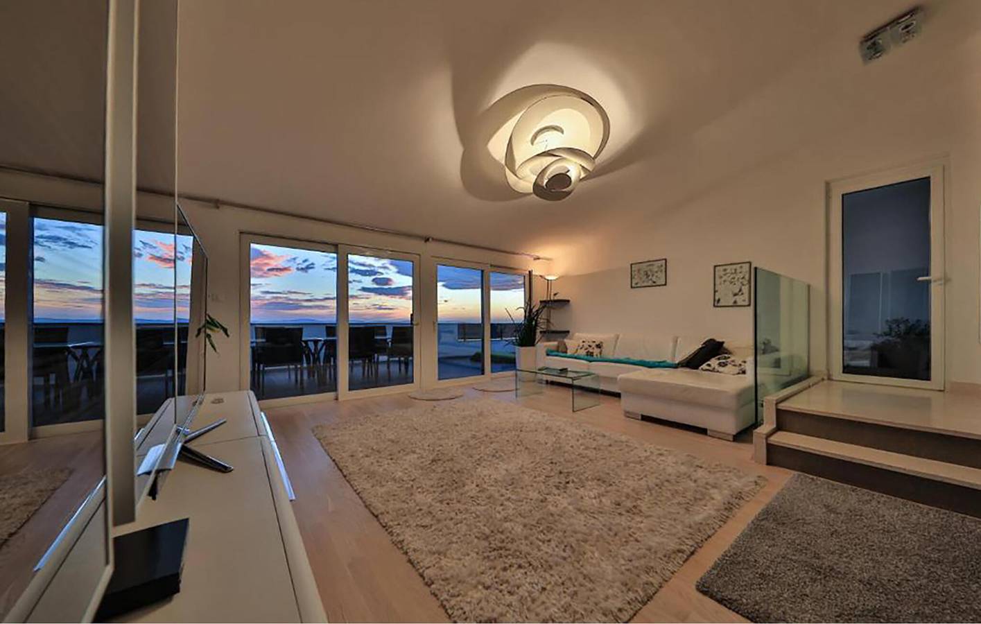 Escapade en bord de mer : appartement moderne avec piscine et garage, à 400 m de la plage in Grljevac (Podstrana), Podstrana