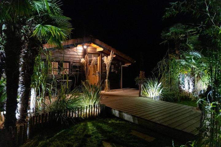 Gîte pour 4 personnes, avec piscine ainsi que jacuzzi et jardin à Prouilly