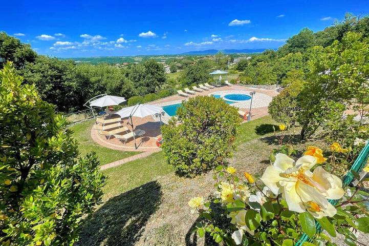 Villa per 24 persone, con idromassaggio e giardino, con animali domestici in Montefiascone