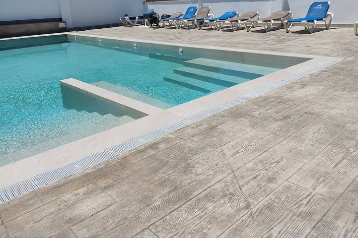 Gîte pour 28 personnes, avec Balcon ainsi que Jacuzzi et Piscine dans Tocón