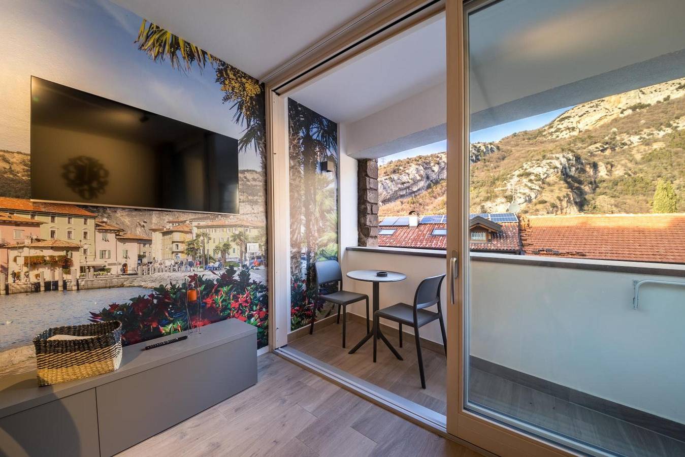 Ganze Wohnung, Apartment 'Boutique Red' mit Balkon, Wlan und Klimaanlage in Nago-Torbole, Gardasee-Berge