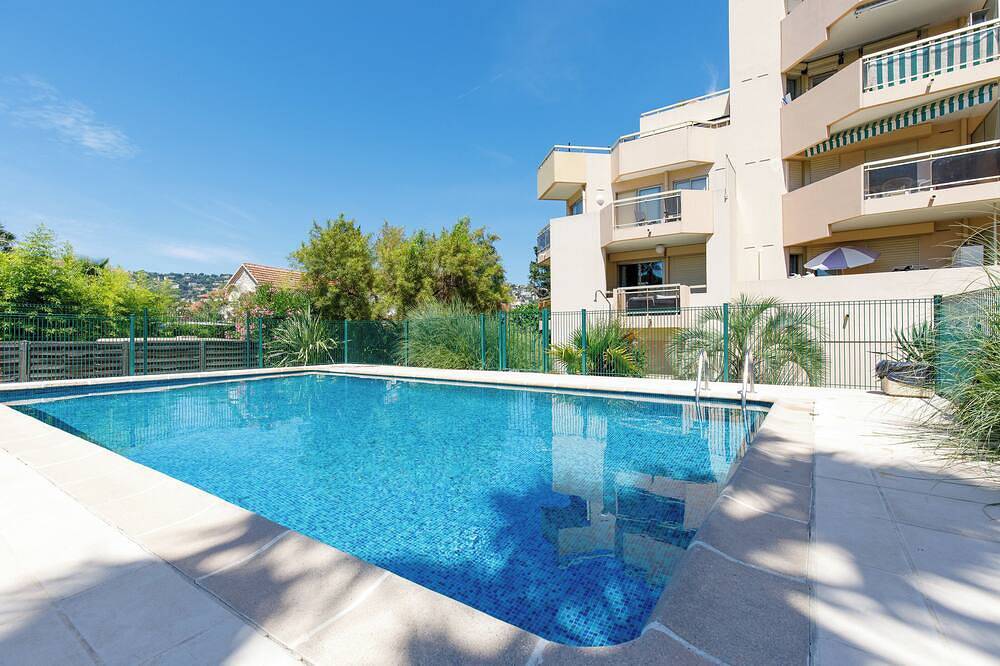 Entire apartment, Air-conditioned 39m2 studio close to stores, beach and train station. 10 mn walk to all in Golfe-Juan, Vallauris