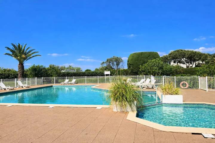 Gîte pour 4 personnes, avec terrasse ainsi que piscine et vue dans Golf d'Ilbarritz - 2