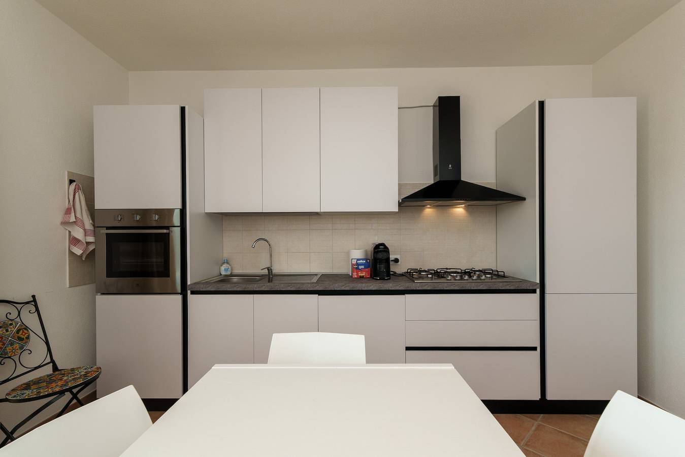 Entire apartment, Apartment 'Casa Vacanze Scirocco' with Shared Terrace, Wi-Fi and Air Conditioning in Murta Maria, Gallura