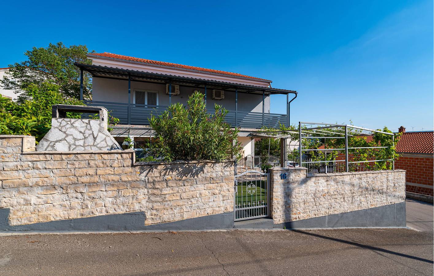 Ganze Ferienwohnung, Apartment mit Meerblick, Terrasse und Annehmlichkeiten, 1,5 km von der Küste entfernt in Donji Karin, Zadar