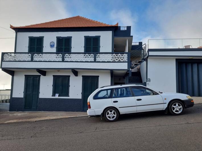 Vacation rental for 4 people, with yard and balcony in Madeira