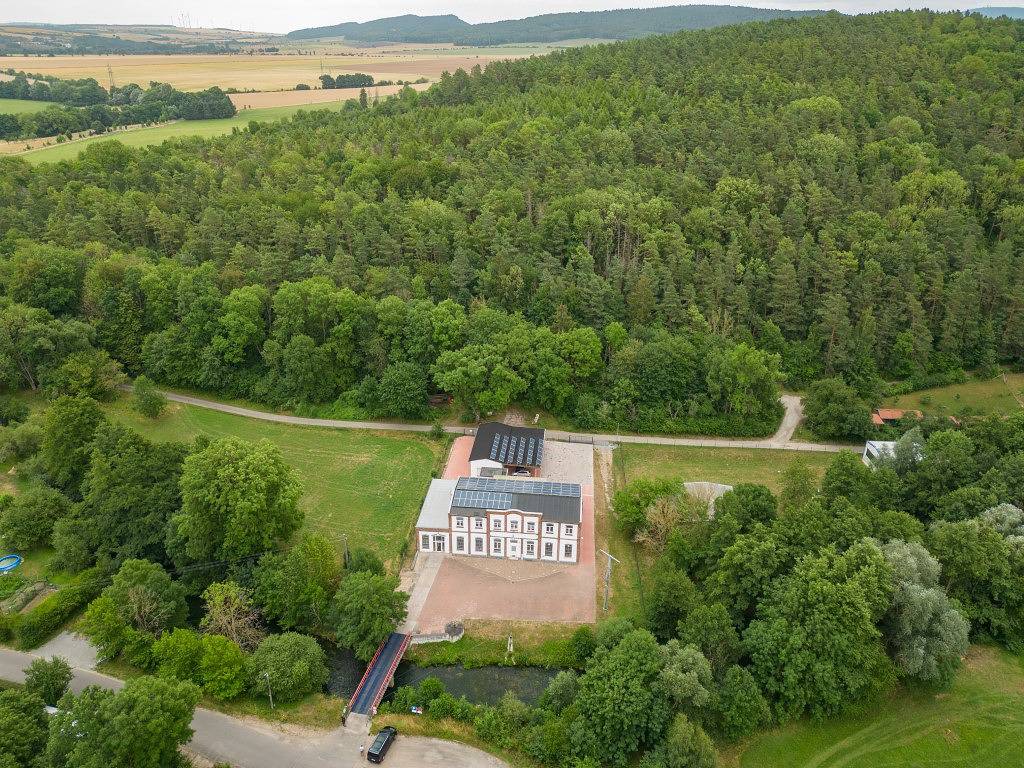 Ganze Ferienwohnung, Ferienwohnung Altes E-Werk - Fw Altes E-Werk 75 qm mit großem offenen Wohnbereich und Küche, 1 Schlafzimmer, Bad Wanne u. Du/Wc und großem Balkon in Wartburg, Eisenach
