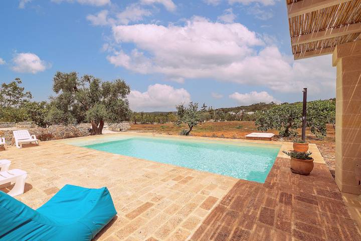Suite Il Melograno at Domus Filomè with shared pool, Wi-Fi, and air conditioning in Ostuni, Salento