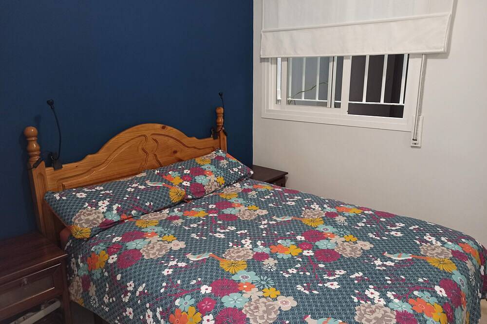 Apartamento entero, Apartamento 'Brisa y Mar' con piscina compartida, terraza privada y Wi-Fi in Urbanización La Perla de Andalucía, Calahonda