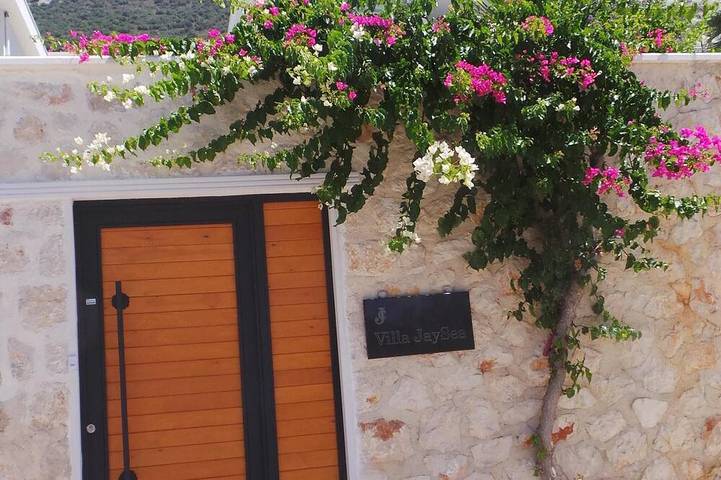 Moderne Villa mit 4 Schlafzimmern, fantastischem Meerblick, täglicher Reinigung, beheiztem Pool, 2 Bars in Kaş, Saklıkent