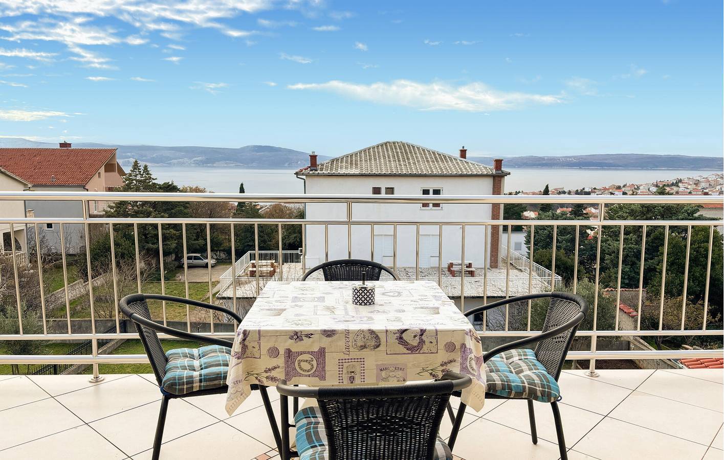 Ganze Ferienwohnung, Gemütlich, 2 km vom Strand entfernt: Modernes Apartment mit Terrasse und WLAN in Novi Vinodolski, Primorje-Gorski Kotar