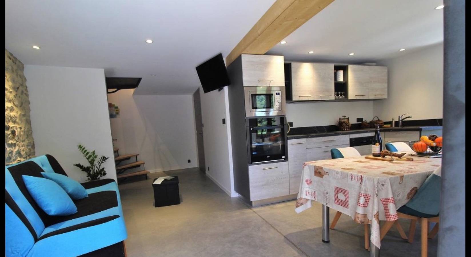 Holiday Home 'Château Saint-jean' with Mountain View, Private Terrace and Wi-Fi in Beaujeu, Beaujolais