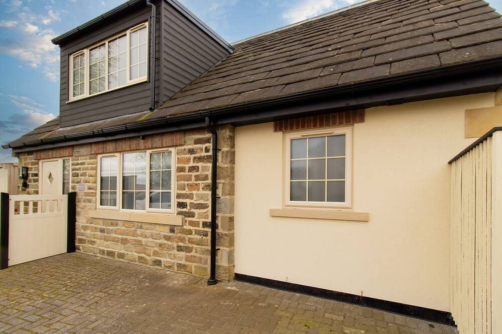 Picturesque Cottage With Views in Wakefield, West Yorkshire