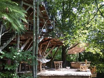 Cabane dans les arbres pour 2 personnes, avec jardin et jacuzzi en Pyrénées-Atlantiques